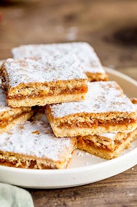 NOV RECEPT: Krhka jabolčna pita (po babično) ❤ Ste jo že poskusili? Mi jo obožujemo, pa tako enostavna je. RECEPT: https://jernejkitchen.com/sl/recepti/krhka-jabolcna-pita Krhka jabolčna pita po receptu babice. Je krhka, domača, ravno prav sladka, s sočnim jabolčnim nadevom. Poljubno jo lahko tudi zamrznemo. Super za več oseb. Recept je narejen v sodelovanju z Bokashi Organko - imamo aktivno kodo JERNEJ10 ki prinese 10% popusta (velja tudi na znižane izdelke) na spletni strani https://bit.ly/bok