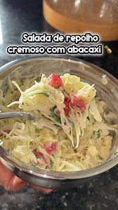 Salada de repolho cremosa com abacaxi e tomate-cereja