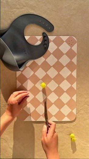 Grape cutting guide for babies
