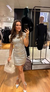 Sparkle into the new year😍 ✨ Unsere liebsten Glitzer-Outfits für den perfekten Silvester-Auftritt. Mehr davon findest du natürlich in unseren Stores und online auf VANGRAAF.COM. Look 1: Swing Kleid (Alternative): https://sohub.io/37v4 Look 2: Neo Noir Bluse (Alternative): https://sohub.io/kqhe Noisy May Rock: https://sohub.io/ne69 Tommy Hilfiger Tasche Look 3: Apricot Oberteil: https://sohub.io/plq7 MAC Hose: https://sohub.io/0dt8 Look 4: Ambiance Kleid (Alternative): https://sohub.io/b3kn Rich
