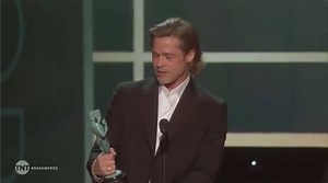 "Je dois l'ajouter à mon profil Tinder !" Bonne punchline de Brad Pitt dans son discours aux SAG Awards 😂 | SensCritique