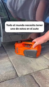 Más que una herramienta, una solución completa. El PowerLift 3 en 1 es tu compañero ideal para cualquier emergencia o mantenimiento de tu vehículo. Este dispositivo combina tres funciones esenciales en un solo equipo: Gato hidráulico eléctrico, que levanta tu vehículo con solo presionar un botón. Olvídate del esfuerzo manual y de herramientas complicadas. Compresor de aire integrado, ideal para inflar neumáticos en segundos, ya sea en una emergencia o para ajustes de presión de rutina. Llave de 