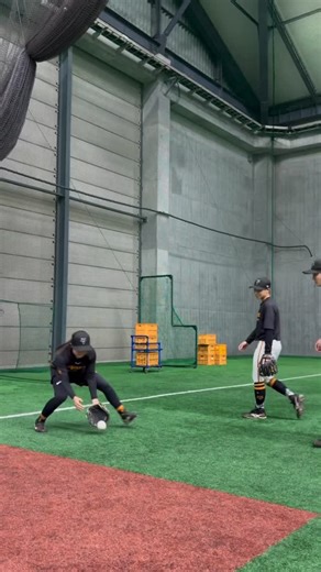 David Steinman on Instagram: "There are multiple ways to execute a double play feed from second base …. the play dictates the footwork. On a ball hit left of center, arriving with the left foot slightly in front at the catch naturally leads into a jump pivot. Both feet hit the ground at the same time, allowing you to stay balanced, athletic, and on time. Key details to focus on: • Maintain posture — chest down, eyes level • Keep the arm slot low and efficient • Be controlled, not rushed • Let th