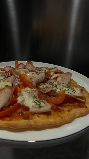 Julie VICTOIRE, coach en transformation physique ✨ on Instagram: "🍕C’est LA recette à enregistrer ! Pour la pâte : 70g de farine 80g de skyr 1/2 sachet de levure chimique 👉🏻Tu la cuit 10min à 180degres Tu ajoutes la garniture de ton choix, pour celle la : 50g de sauce tomate 100g de poivrons crus 120g de blanc de poulet 50g de mozzarella Herbes de Provence 👉🏻Tu repasse au four à 200degres 54g de protéines pour 650kcal ! 😱 DM « SHAPE » si tu veux transformer ton corps et ton énergie sans fr