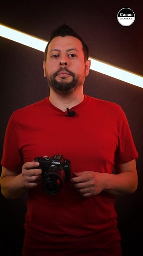 🎬📷 ¿Quieres sacarle el máximo provecho a tu cámara Mirrorless para crear contenido en video? Este curso online es tu guía completa para dominar desde los conceptos básicos hasta técnicas de iluminación, composición y narrativa visual. 🙌 🔥 ¿Qué aprenderás? ✅ Configura tu cámara Mirrorless como un profesional ✅ Domina la exposición perfecta para video: ISO, diafragma y obturación ✅ Elige correctamente los FPS, la resolución y los estilos de imagen ✅ Aprende sobre óptica fija vs. zoom y el enfo