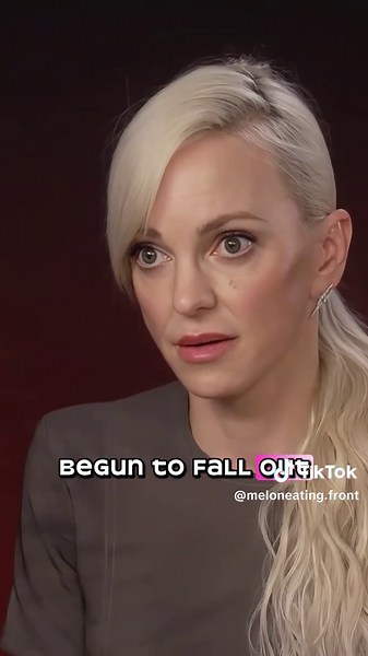 Have you noticed that Anna Faris always presses her lips together and rests her tongue against her teeth at premieres?#usa #fyp #tiktok #us #annafaris #scarymovie