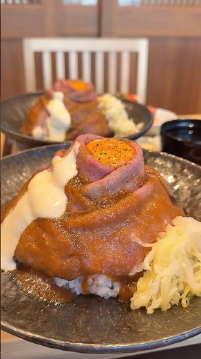 じっくり低温調理した黒毛和牛ローストビーフ丼！山わさびや卵黄と合わせても格別【鎌倉：ローストビーフ大野】