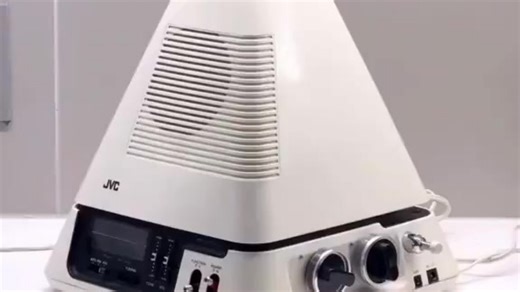 复古未来主义视频胶囊 JVC 3100R 自 1978 年开始生产。它具有酷炫的太空时代设计风格