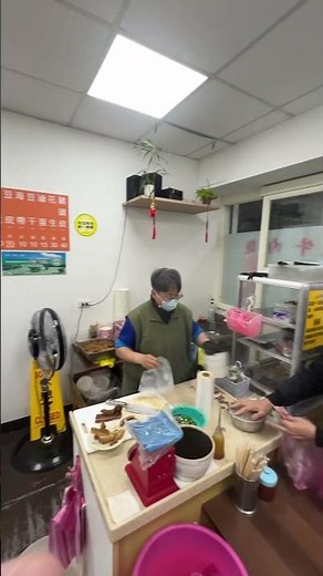 小陳牛肉麵，肉大塊，數量不少，真心值得推薦，排隊是外帶路線，後來進入店內內用，有人安排入座。