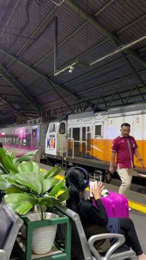 Kereta Api Argo Muria Masuk di Stasiun Gambir Peron 4