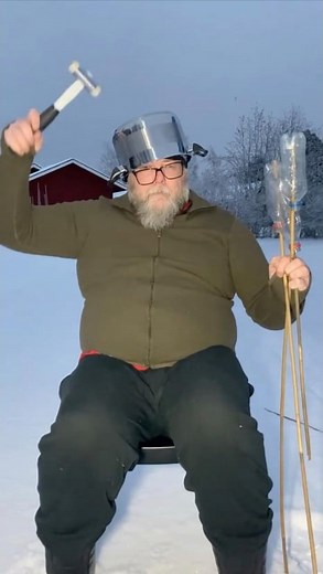 Det finns många sätt att smälla nyårsraketer på. Vår tekniker Anders Mellgren visar upp ett alternativt sätt, och passar samtidigt på att önska alla ett gott nytt år! 🎆🍸 | P4 Jämtland Sveriges Radio