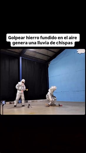 La Curiosidad es Ciencia on Instagram: "Cuando el hierro alcanza su punto de fusión —más de 1500 °C—, sus átomos se mueven con tanta energía que reaccionan de inmediato al contacto con el oxígeno del aire. 🔥⚙️ Si ese hierro incandescente se golpea o fragmenta en diminutas gotas, la gran superficie expuesta acelera la oxidación, y cada partícula se enciende como una chispa brillante. ✨ El resultado es un espectáculo de luz: una “lluvia de fuego” formada solo por hierro caliente reaccionando con