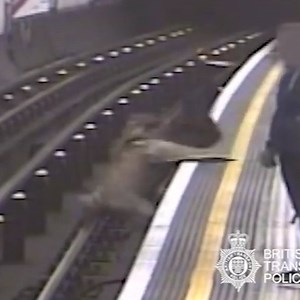 Disturbing CCTV footage shows a man pushing people in front of an oncoming train in London 😨 | In The Know Now