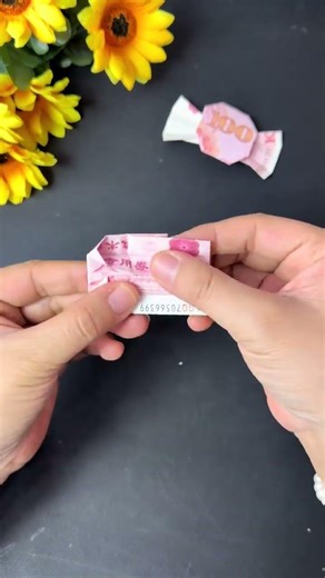 Wrap a candy for your child during the Spring Festival. Creative handmade origami. Easy-to-learn