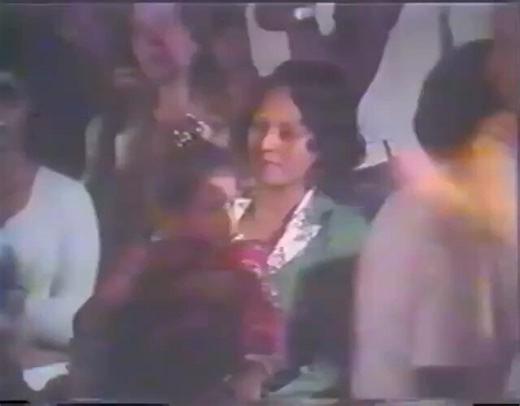 — minnie riperton performing “if i ever lose this heaven, 1974. 🍃🌼🌸 her two-year-old daughter, maya rudolph watching her mommy in the audience. minnie noticing & hears her baby, smiling at her. they’re even wearing matching baby’s-breath in their hair! so cute 🥹