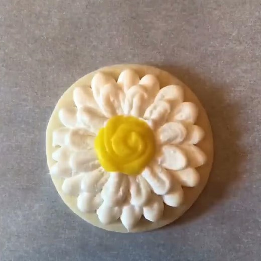 Easy daisy buttercream icing tutorial, flower tutorial, easy flower video
