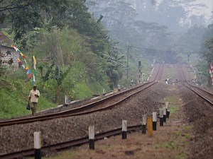 50K views · 1.1K reactions | Jalur kereta api terjal menanjak. Apakah semua kereta kuat menanjak disini? inframe : Kereta api Fajar Utama Yk, KA Fajar Utama Solo, dan Joglosemarkerto. #huntingkereta #trainspotter #railfan #keretaapi #trains #javarailfanning #railfans #railwaybridge #railfanning #trainspotting #keretaapiindonesia #keretaapikita | Java Railfanning | Facebook