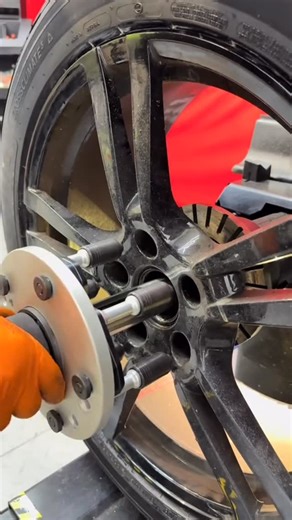 Néo Service Pneus on Instagram: "Chez NSP un centrage et plaquage parfait pour un équilibrage de précision et un système de verrouillage centrale de la roue permet de ne pas endommager la jantes 🛞 #nsp #hunter #mechanic #work #toulouse"