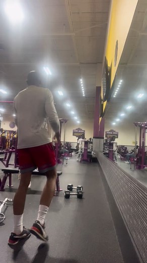 YEEEEEERRRRR‼️ day #2 in the week‼️ Y’all moving today? If not, try this. If so, add this circuit to your full body workouts and see what it does for your. - balance - Joint stability/strength - Core This circuit targets those three main things while specifically working/targeting the muscle groups you want. Get creative substitute the dumbbells for a kettlebell and do chest presses instead! Make it fun! Get it done! ✅ #work #health #move #love | Evan Robinson