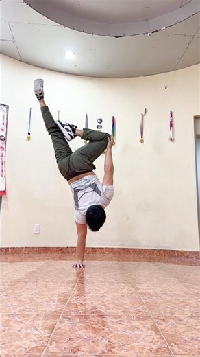 Handstand Dance | Dấu Mưa Remix | Lê Phạm Thế Vũ