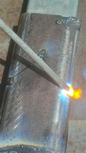 Junta de ângulo 90° com cordão contínuo 🔥 Controle de arco, penetração uniforme e sem porosidade. Acabamento com esmerilhadeira para nivelamento e estética final. #soldagem #serralheria #metal #acabamento #qualidade @mr.serralheiro @mr.serralheiro @mr.serralheiro