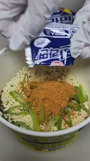 Mild but Spicy! Jin Ramyun with Cheongyang Chili 🍜🌶️ #jinramyun #kfood #진라면 #asmr