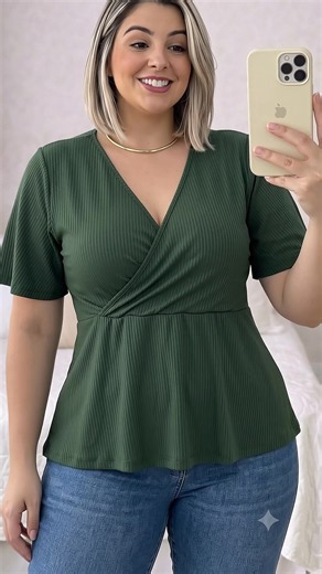 Blusa Peplum Plus Size Canelada — Modelo Feminino Elegante