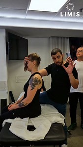 : ​Тест крыловидных связок (Alar Ligament Test) 🦴 ​Диагностика стабильности верхнешейного отдела (C1-C2). ​Суть теста: Пальпация остистого отростка C2 при ротации головы. В норме движение C2 должно быть мгновенным. ​Клинический признак: Если остистый отросток начинает движение с задержкой («входит с опозданием»), это указывает на гипермобильность или несостоятельность крыловидных связок. ​⚠️ Для специалистов: Крайне важный тест перед проведением любых манипуляций на шейном отделе для исключения