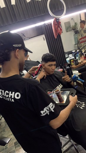 Al cliente, lo que pida 😂 Un poquito de humor para así empezar la semana con buen pie! 🔥 La nueva era de la barbería te espera! Ven y visítanos 👏🏻📍 | Mostacho