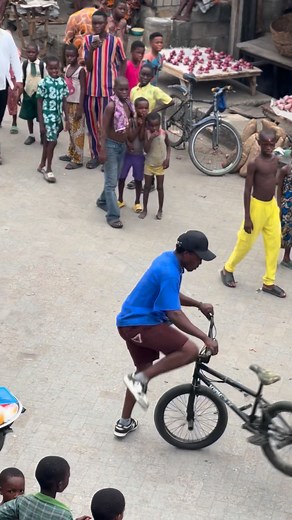 Juste fleestyle pour les enfants.😮‍💨 #bmx Kink BMX | Courage Oscar