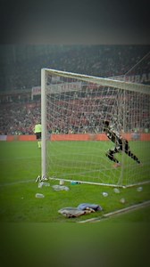 🔥 10 ĐIỂM TUYỆT ĐỐI DÀNH CHO ONANA! André Onana vừa tạo nên khoảnh khắc điên rồ nhất mùa giải! Thủ môn người Cameroon xuất sắc cản phá 3 quả penalty trong loạt luân lưu, đưa Trabzonspor hiên ngang tiến vào bán kết Cúp Quốc gia Thổ Nhĩ Kỳ. Sau trận, anh lao về phía khán đài, ăn mừng cuồng nhiệt cùng người hâm mộ trong bầu không khí bùng nổ. Từ vị thế từng bị chế giễu khi còn khoác áo Manchester United…Giờ đây, Onana đang trên hành trình lột xác: trở thành người hùng, được yêu mến và đứng trước c