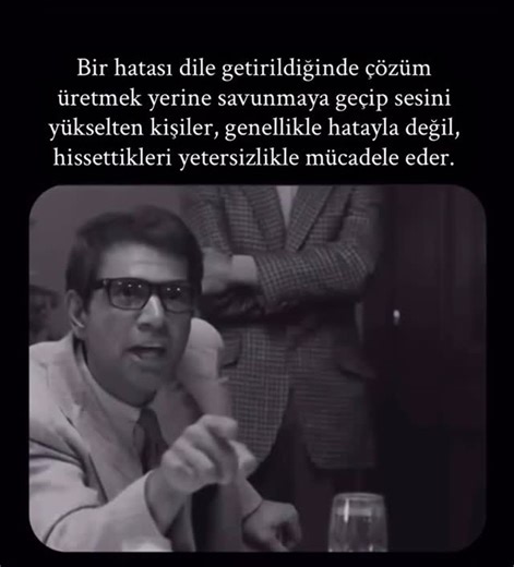 Özlem Malazgirt Erdemir on Instagram: "Bir hatası dile getirildiğinde çözüm üretmek yerine savunmaya geçen, sesini yükselten kişiler çoğu zaman hatayla değil, hissettikleri yetersizlikle mücadele ederler. Burada verilen tepki, hatanın kendisine değil; hatanın kişinin benlik algısında açtığı gediklere yöneliktir. Psikoloji literatürüne göre yoğun savunmacı tepkiler, bireyin özdeğerinin eleştiriye karşı kırılgan olduğu durumlarda daha sık görülür. Kişi hatayı “yaptığım bir şey” olarak değil, “beni