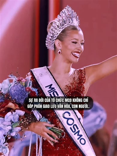 Tự hào với hình ảnh Top 2 Miss Cosmo trong áo dài