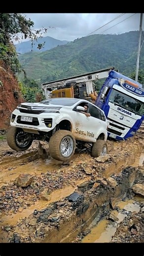 Nekat! Avanza Monster Nyalip Truk di Lumpur Ekstrem, Sampai Jumping!