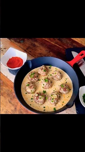Hackbällchen in cremiger Sahnesauce.Das ganze Video & Rezept auf meinem Kanal