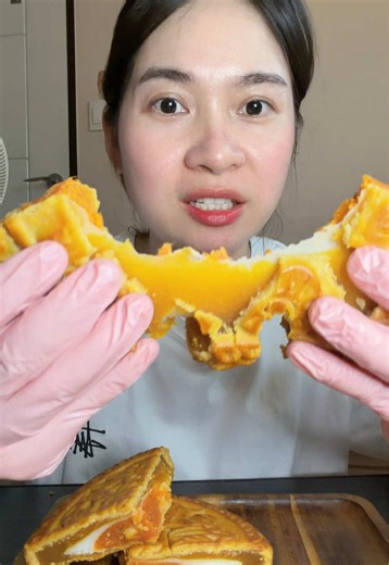 Bánh trung thu mochi trứng muối: mukbang bánh nướng khoai vàng