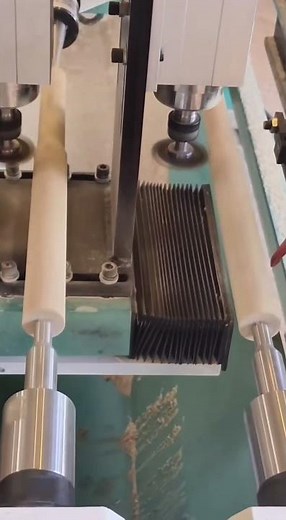 fully automatic feeding pool cue taper machine CNC wood lathe produces pool cues two at a time #cnc