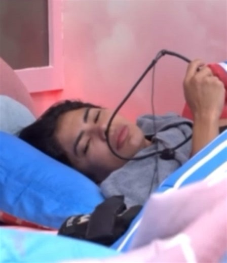 A festa rendeu tanto que a Marciele acordou, fez o raio X e voltou pra dar mais um soninho 😴 Descansa mesmo, mana, que logo mais tem prova do anjo! Já estamos na torcida 🪇💚 #MarcieleMunduruku #TimeMarciele #MarcieleBBB26