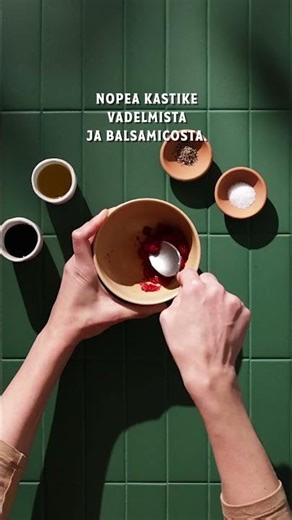 Nopeat karamelliribsit ja kurkku–vadelmasalaatti│Snellmanin reseptit #shorts