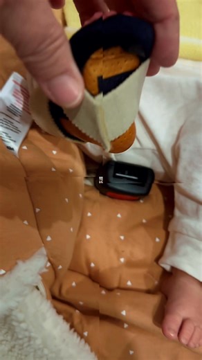 👣 Métatarsus varus chez les tout-petits : agir tôt, c’est essentiel ! Aujourd’hui, notre petite patiente de seulement 7 jours est venue pour une prise en charge de son métatarsus varus, associé à une hyperlaxité de la cheville. Grâce à une évaluation précoce, nous pouvons lui proposer des bottes orthopédiques sur-mesure, parfaitement adaptées à son pied et à ses besoins. Chaque bébé est unique, et son traitement aussi. 💛 Pour toute prise en charge orthopédique de votre enfant, n’hésitez pas à 