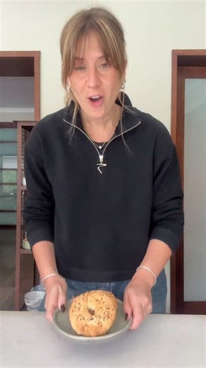 Lic. Camila Martinez on Instagram: "🥯 Bagels Proteicos 🥯 No se dan una idea de lo ricos y suavecitos que quedaron, con solo 4 ingredientes y listos en un toque. 🔖Necesitamos… - 1 taza de ricotta magra - 1 taza de harina - 1/2 cdita de polvo para hornear - 1 pizca de sal 🥣Preparación Procesar la ricotta y dsp solo queda sumarle la harina, el polvo para hornear y la pizca de sal. Formar un bollito liso, dividirlo en dos, hacerle a cada uno un agujero en el medio (opcional) para imitar al bagel