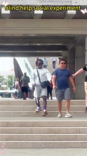 Blind social experiment:I can’t believe#socialexperiment #heartwarming #helpinghand #fyp