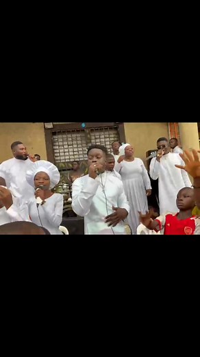 Matthieu 28:19 ‎« Allez, faites de toutes les nations des disciples, les baptisant au nom du Père, du Fils et du Saint-Esprit. » ‎ L'une de nos missions c'est de faire aimer Jésus à la jeunesse et au delà. Nous étions ce samedi au marché de cocivico avec la Chorale V.D.E officiel ❤❤❤❤❤❤❤❤. | MB
