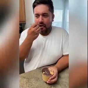 Manjarate Casero 🍫 Ingredientes: 354 ml leche evaporada 225 ml de crema de leche 500 grs de manjar 8 grs de gelatina en polvo 35 ml de agua chocolate semi amargo o dulce para cubrir 10 vasitos de 180 ml el paso a aso se encuentra en el video ☺️ cariños 💕 | Carolina Guinez