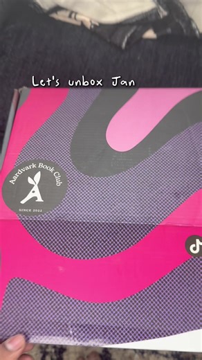 January Aardvark Box Unboxing 🦔✨ New year, new reads, and Aardvark understood the assignment. January’s box came in hot with messy families, quiet suspicions, and a house that feels… hungry 👀 📦 Meet the Newmans by Jennifer Niven — a family portrait that’s anything but picture-perfect. Secrets, shifting loyalties, and the kind of tension that simmers under polite smiles. 📦 The List of Suspicious Things by Jennie Godfrey — small-town vibes, sharp observations, and that creeping sense that ever