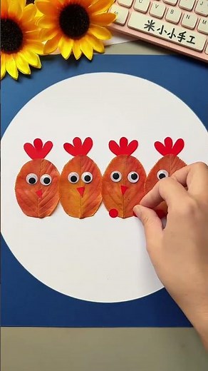 Pick fallen leaves to make children's creative paintings