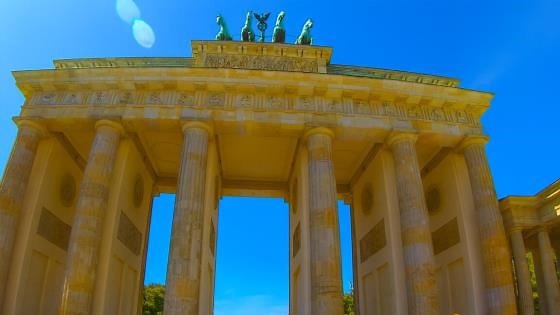 What makes the Brandenburg Gate a Berlin icon?