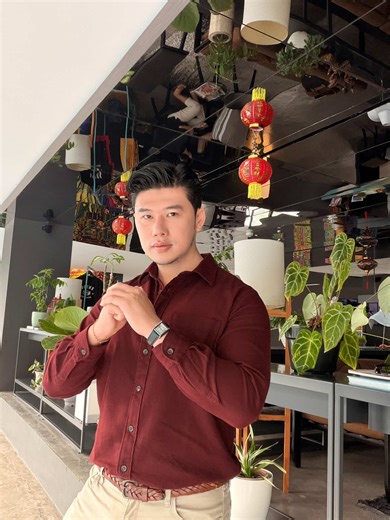 The CNY Etiquette Guide 🧧 DO's Yang Harus Dilakukan # 1 Crisp New Bills Always use crisp, new bills for angpao. Jangan kasih uang lusuh. Taruh di amplop merah, serahkan dengan dua tangan. # 2 Greet Elders First Pagi pertama, cari orang tua dan kakek nenek. Itu bentuk terima kasih karena kita ada berkat mereka. # 3 Wear Bright Colors Red, pink, gold, warna cerah bawa keberuntungan. Pakai baju baru biar semangat tahun baru. # 4 Open Doors & Windows Buka pintu dan jendela pagi hari. Simbol menyamb