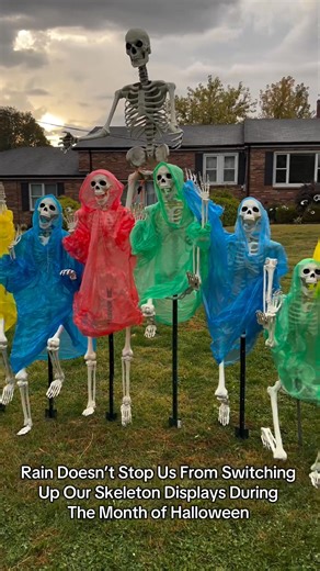 Rain Doesn’t Stop Us From Switching Up Our Skeleton Displays During The Month of Halloween #halloween #spookyseason #skeletons #diyhalloween #showusyourskelly | La cocina de Velcheva