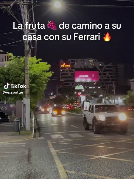 La Fruta y Su Ferrari: Un Paseo Espectacular